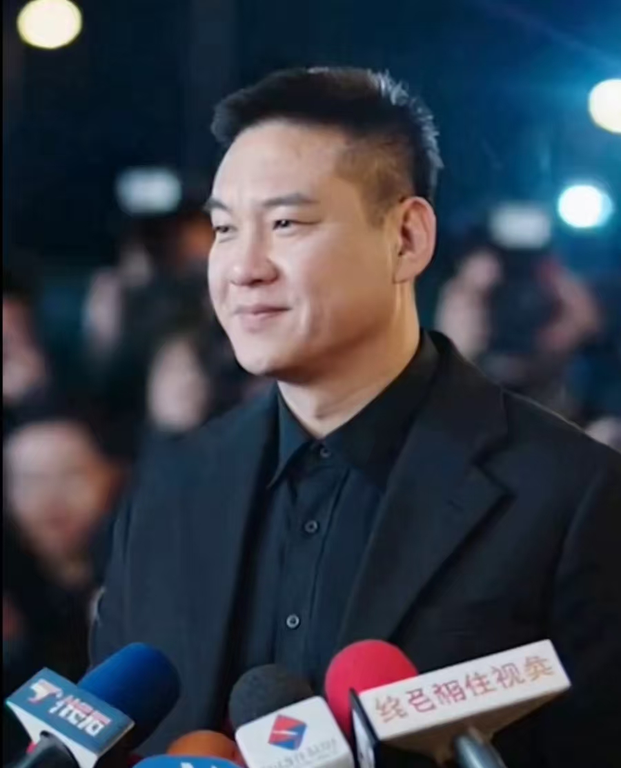 淩峰科技女性使用 Exness 平台進行智能手機交易